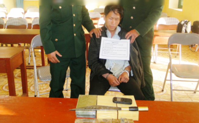 Mang 6 bánh heroin, rút dao chống bộ đội biên phòng