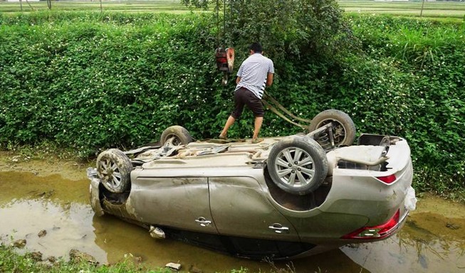 Xe hơi lật ngửa sau khi tông phụ nữ đi xe đạp điện
