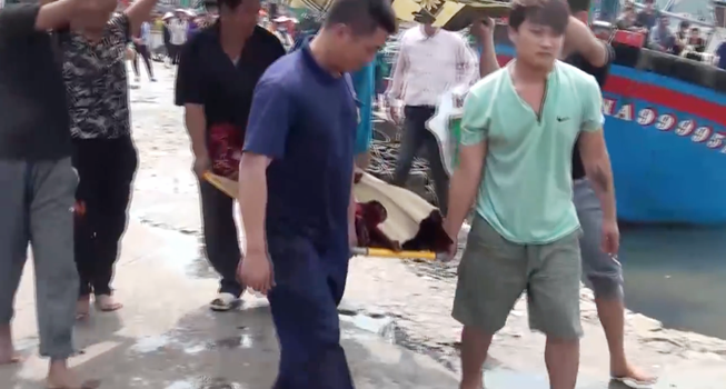 Đưa thi thể ngư dân tử vong trên biển về đất liền