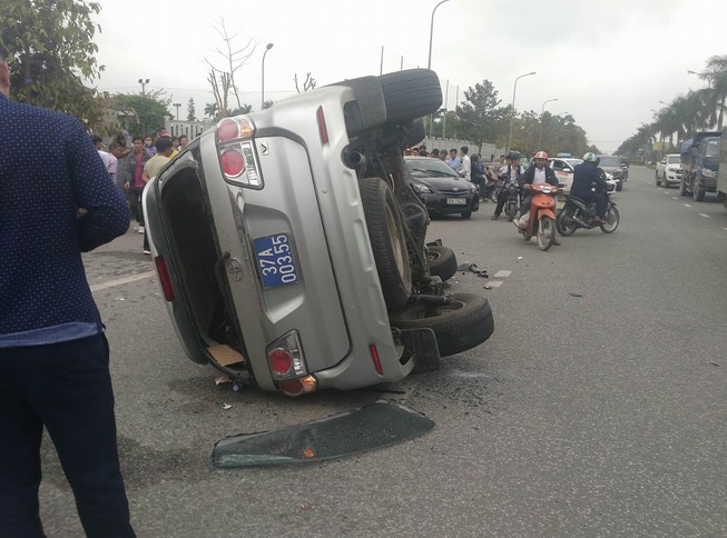 Toyota biển xanh bị lật sau khi tông xe Vios