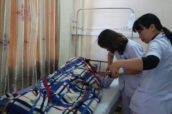 Xưng cha bệnh nhi, đánh bác sĩ và thực tập sinh đổ máu