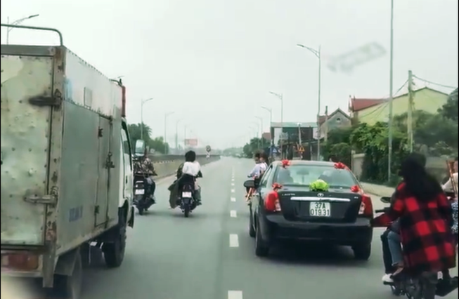 Dàn hàng 3 chặn xe tải cho cô dâu về nhà chồng kịp giờ