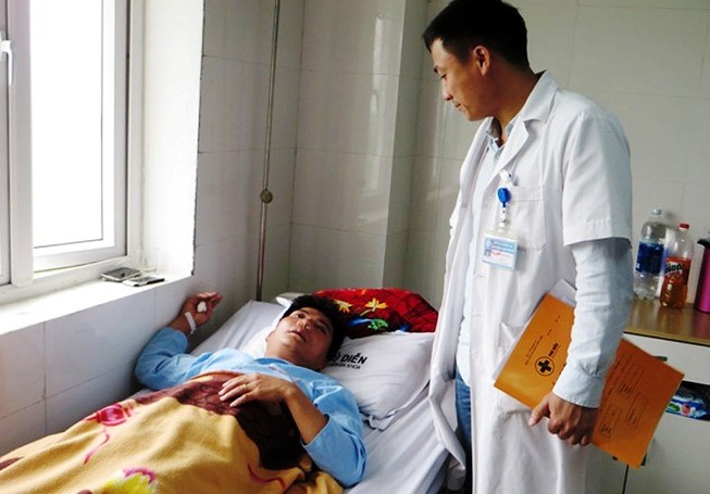 Kỷ luật thầy giáo tát trò bị phụ huynh đánh nhập viện