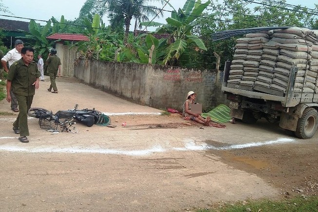 Bé 3 tuổi bị ô tô tông tử vong, người bà khóc ngất