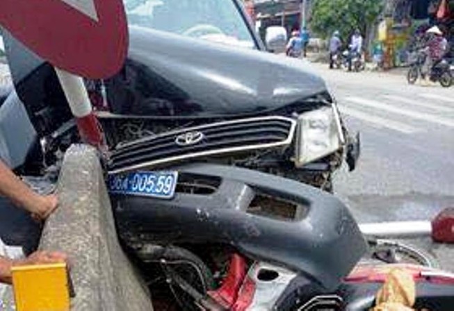 Ô tô biển xanh tông xe máy làm 2 người bị thương