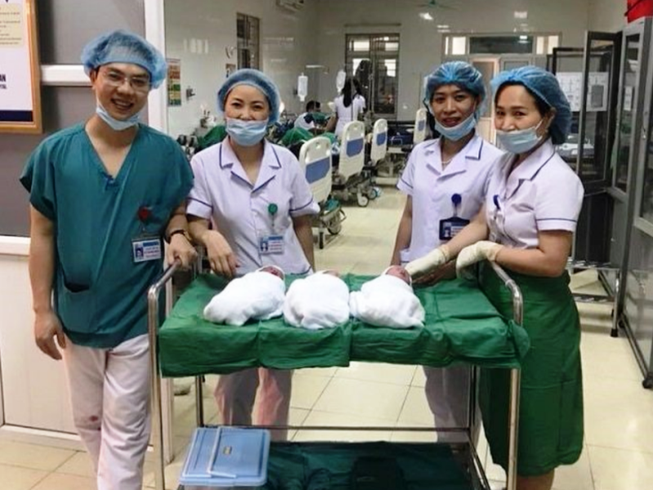 Người mẹ 23 tuổi sinh 2 bé gái, 1 bé trai khỏe mạnh