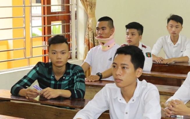 Nẹp cổ, chống nạng đến phòng thi