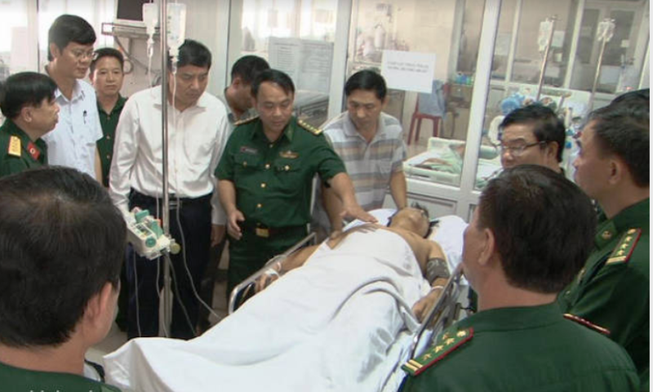 2 chiến sĩ trúng đạn khi bắt thầy giáo mang hơn 20 bánh heroin
