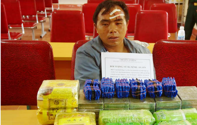 Thầy giáo mang súng vận chuyển 20 bánh heroin để lấy 200 USD