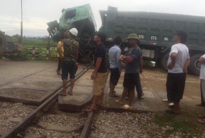 Tàu hỏa lại gặp nạn, đường sắt Bắc-Nam ách tắc