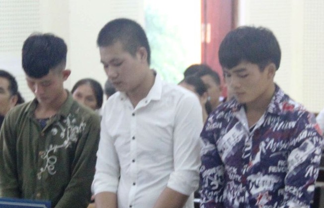 Thanh niên giữ người yêu 17 tuổi cho 2 bạn hiếp dâm