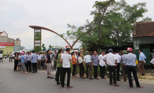 Tháo dỡ nhà, bàn giao đất cho VSIP khi đang kiện ra tòa