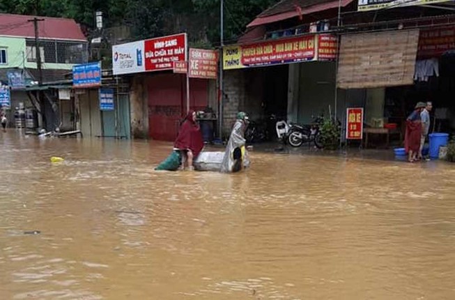 Lũ cuốn 4 người ở Nghệ An, cô lập nhiều địa phương