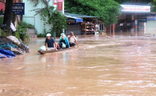 Cả gia đình bị lũ cuốn, dì tử vong khi cứu cháu