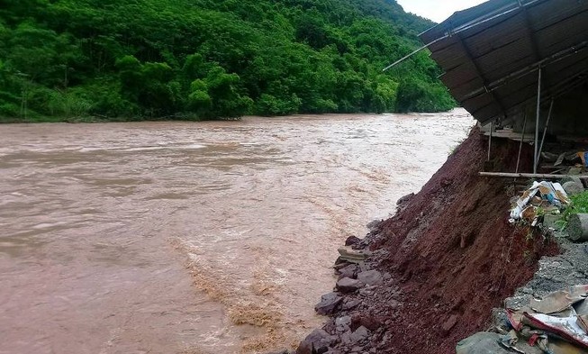 Lũ cuốn trôi nhà, cha tử vong, con mất tích