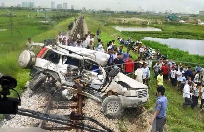Tàu lửa tông ngang hông ô tô, 4 người trên xe thương vong