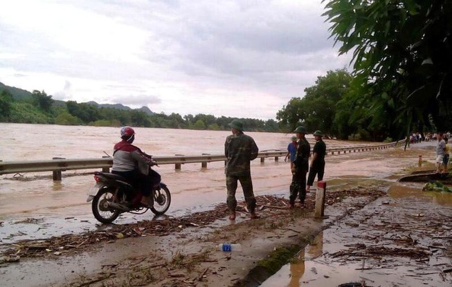 Lũ từ Lào cuộn cuộn đổ về, quốc lộ 7 chìm trong nước