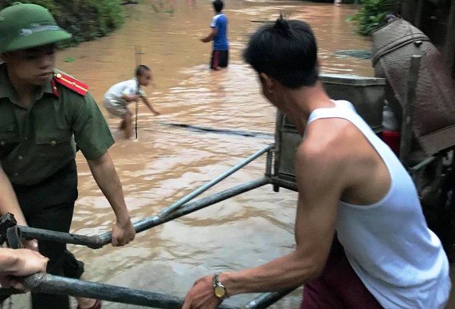 Người dân hoảng hốt với tin đồn 'vỡ đập thủy điện'