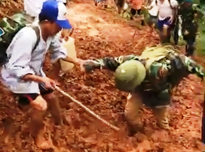 Video: Giáo viên bị... sụp bùn khi cõng gạo cứu đói học sinh