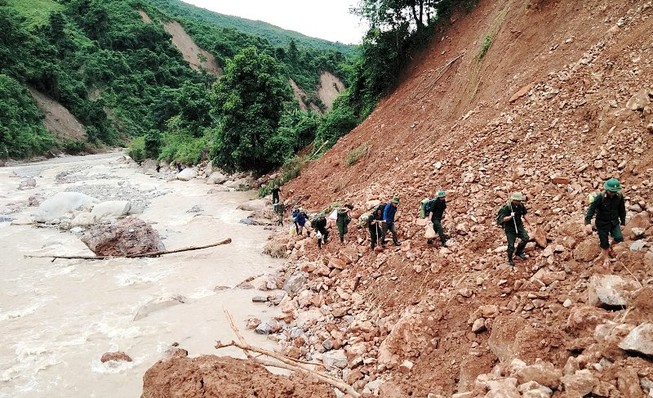 Xót lòng lễ khai giảng ở ngôi trường vùng biên bị lũ cô lập