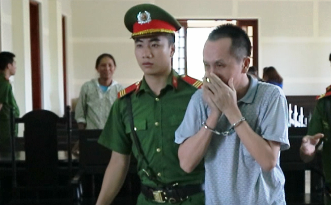 Thầy giáo ôm mặt khóc sau khi bị tuyên án tử hình