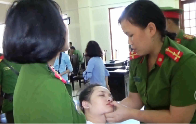 Nữ bị cáo xinh đẹp ngất xỉu khi bị tăng án tội giết người