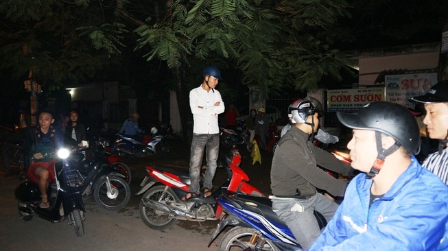 Video: hơn 12 giờ dõi theo 100 cảnh sát vây bắt kẻ ôm vũ khí