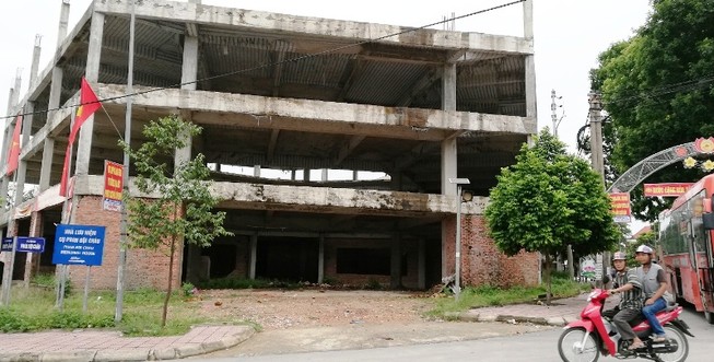 Ngân hàng xây 'lụi' 3 tầng nhà rồi bỏ hoang
