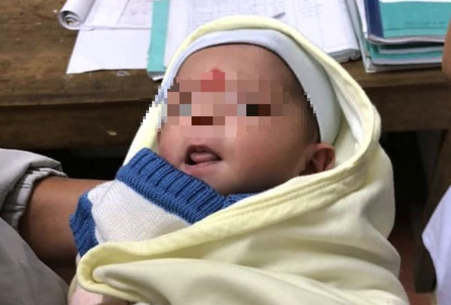 Xót lòng bé sơ sinh bị bỏ rơi bên đường