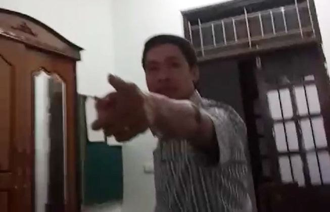 Trưởng phòng vung ghế, ném giày xin nhận khiển trách