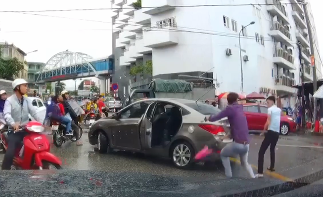 Chém đứt gân tay tài xế sau va chạm trên đường