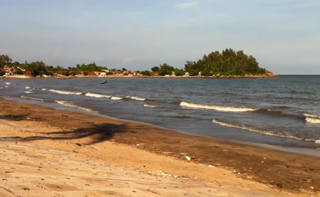 Thi thể cô gái trẻ bên bờ biển