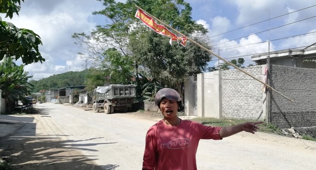 Dân căng băng rôn trên quốc lộ vì xe gây bụi