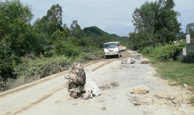 Người dân lại chặn xe chở đất đá thi công các dự án ở Nghệ An