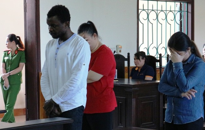 Hai cô gái liên kết với chàng trai da đen lừa đảo cùng hầu tòa