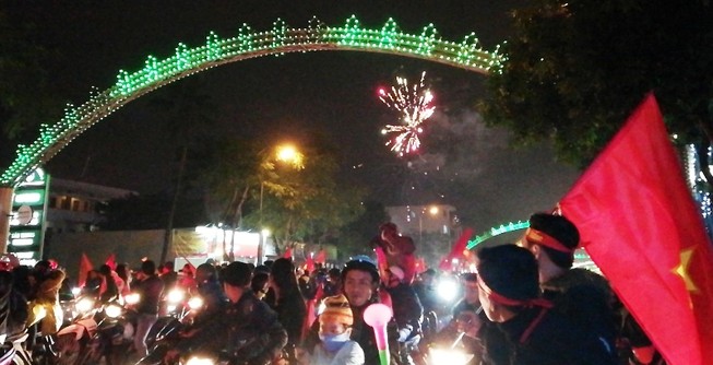Nhiều người đốt pháo hoa mừng chiến thắng
