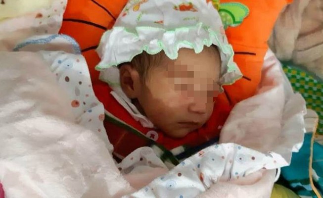 Bé sơ sinh bị bỏ rơi trước cổng chùa trong giá rét