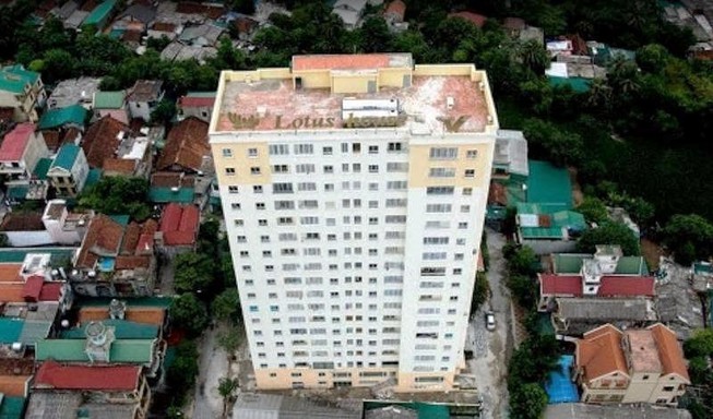 Bê tông tầng 18 chung cư rơi trúng bé 3 tuổi