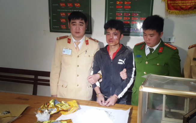 Ôm 2kg ma túy đá đưa vào TP Hồ Chí Minh còn chống cự cảnh sát