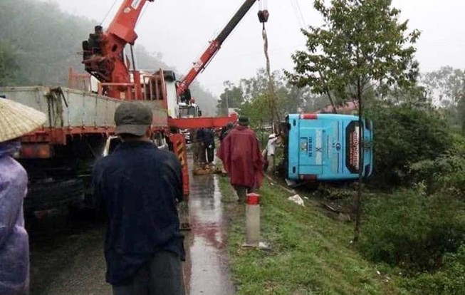 Lật xe khách, hàng chục hành khách hốt hoảng trong mưa