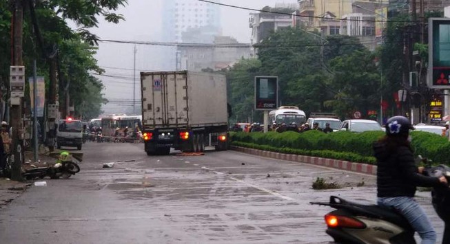 Xe container chạy ngược chiều tông 2 xe máy, 1 người tử vong