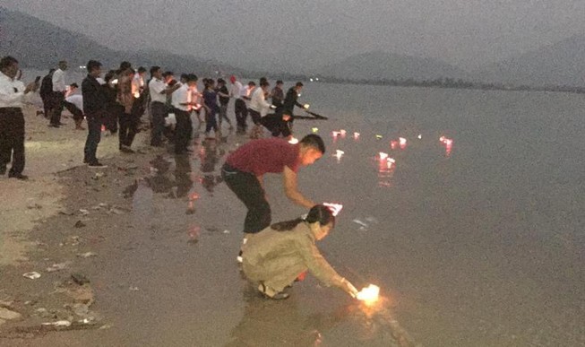 Thả hoa đăng tưởng nhớ các liệt sĩ Gạc Ma