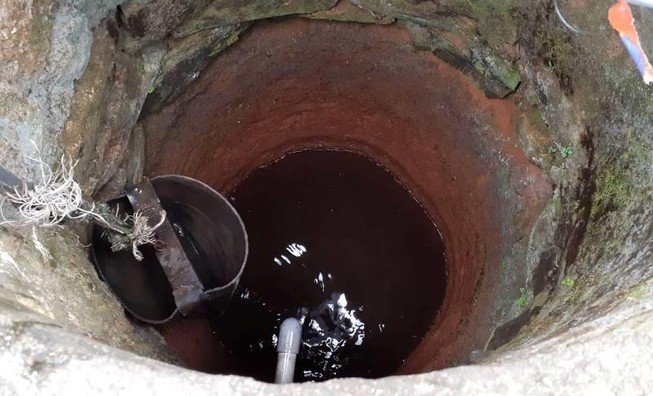 Đau lòng: Cha ném con 1 tuần tuổi xuống giếng