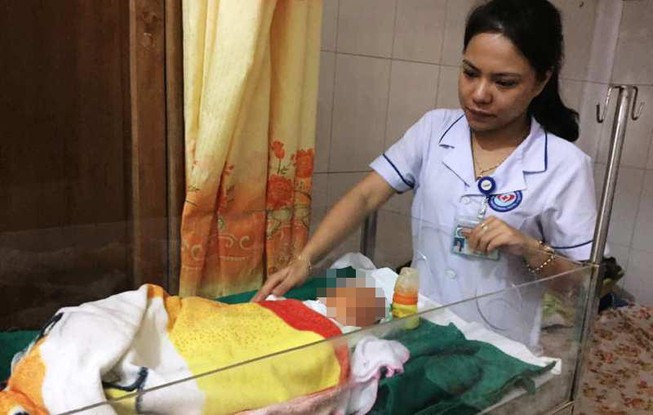 Bé sơ sinh bị bỏ trong túi du lịch để trước nhà dân
