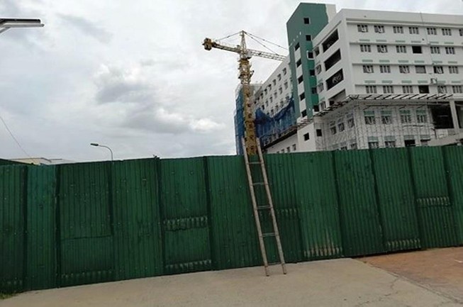 Chủ tịch tỉnh ra lệnh, bệnh viện vẫn không mở đường cho dân đi