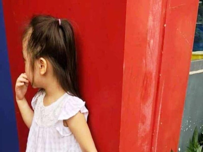 Bé 5 tuổi phải đứng ngoài cổng trường vì chuyện nợ người lớn
