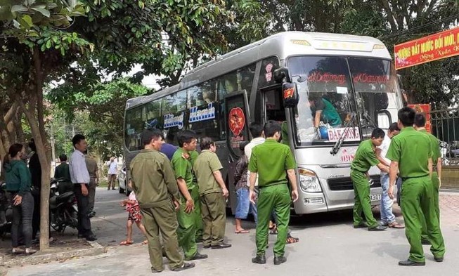 Có tiếng nổ sau va chạm giữa nhiều người trên 2 ô tô