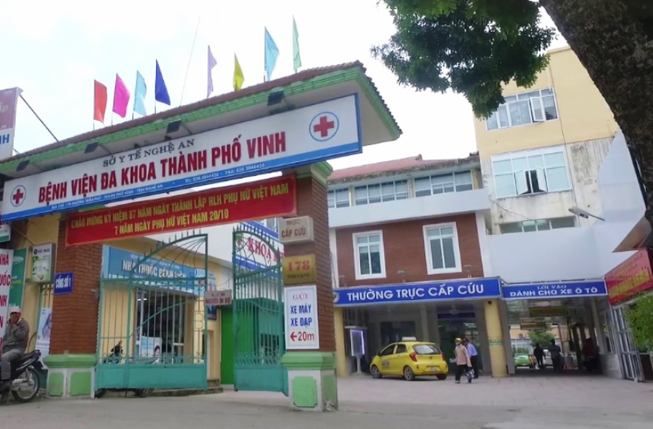 Tấn công bác sỹ vì ‘đặt ống nghe qua lớp áo mỏng’
