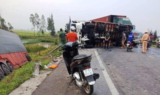 4 xe tải tông liên hoàn, đường tránh TP Vinh tắc nghẽn