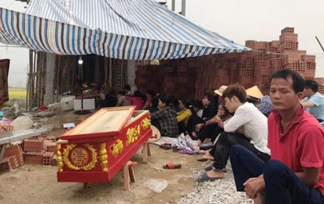 Mang quan tài đến nhà nghi can để 'bắt đền'